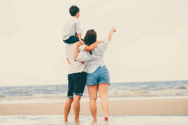 快乐的父亲家庭 母亲和儿子夏天去热带沙滩度假 — 图库照片