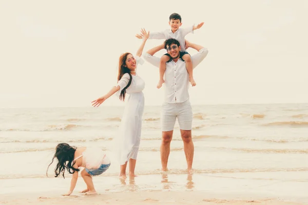 Família Feliz Pai Mãe Filhos Vai Férias Uma Praia Areia — Fotografia de Stock