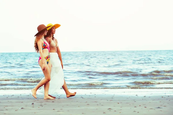 Boldog Női Bikini Megy Napozás Együtt Trópusi Homokos Strand Nyaralás — Stock Fotó