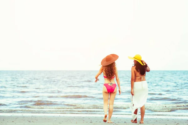 Šťastné Ženy Bikinách Společně Koupáním Tropické Pláži Pískem Letních Prázdnin — Stock fotografie