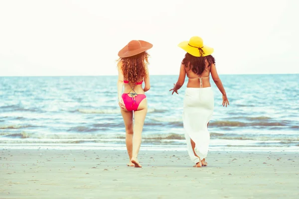 Donne Felici Bikini Vanno Prendere Sole Insieme Sulla Spiaggia Sabbia — Foto Stock