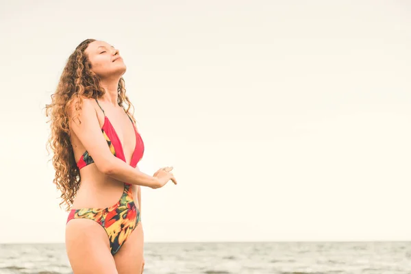 Lykkelig Ung Kvinde Iført Badedragt Har God Tid Tropisk Strand - Stock-foto