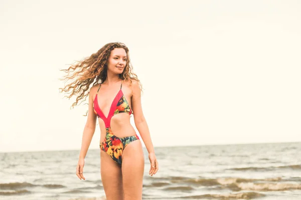 Lykkelig Ung Kvinne Badedrakt Som Koser Seg Tropisk Strand Sommeren – stockfoto