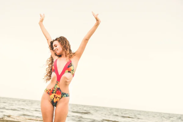 Mujer Joven Feliz Con Traje Baño Que Pasa Buen Rato — Foto de Stock