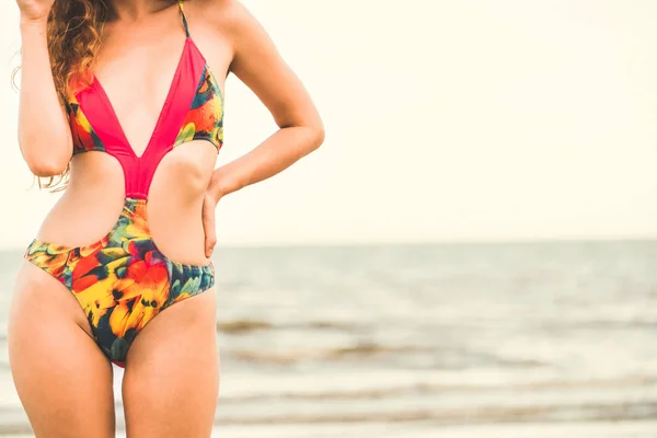 熱帯のビーチでの休暇旅行のための夏で良い時間を過ごして水着を着て幸せな若い女 — ストック写真