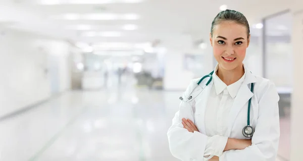 病院で働く女性医師 医療スタッフサービス — ストック写真