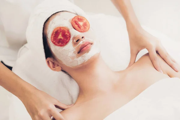 Mulher Bonita Ter Tratamento Máscara Facial Com Extrato Creme Tomate — Fotografia de Stock