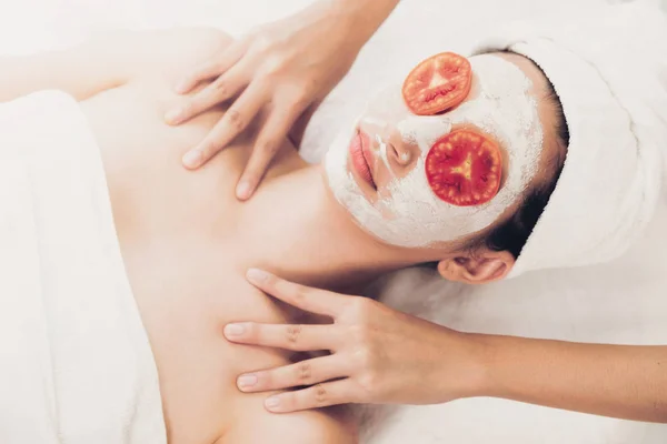 Mulher Bonita Ter Tratamento Máscara Facial Com Extrato Creme Tomate — Fotografia de Stock