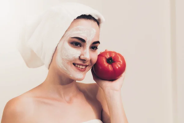 Mulher Bonita Ter Tratamento Máscara Facial Com Extrato Creme Tomate — Fotografia de Stock