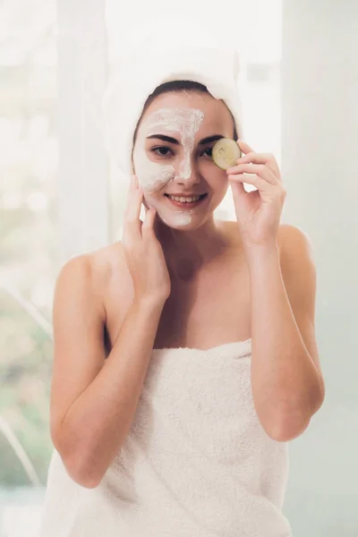 美しい女性の顔のマスク処理を持つ自然治療の利点を示すキュウリ クリーム エキス アンチエイジング 顔の皮膚ケアと高級ライフ スタイル コンセプト — ストック写真