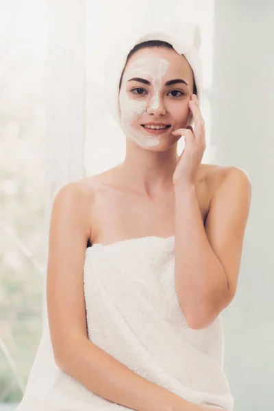 ウェルネススパでプロの皮膚科医から顔の化粧品スクラブトリートメントを受けている美しい女性 アンチエイジング フェイシャルスキンケア 贅沢なライフスタイルのコンセプト — ストック写真