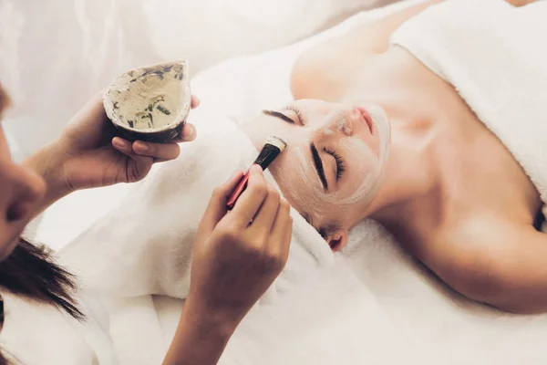 Mooie Vrouw Met Een Gezichtsverzorging Cosmetische Scrub Behandeling Van Professionele — Stockfoto