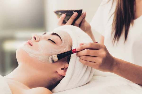 Krásná Žena Kosmetické Ošetření Obličeje Profesionálního Dermatologa Wellness Lázních Aging — Stock fotografie