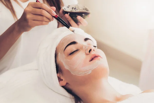 Mooie Vrouw Met Een Gezichtsverzorging Cosmetische Scrub Behandeling Van Professionele — Stockfoto