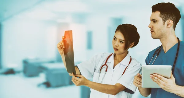 의사가 의사는 병원에 태블릿 컴퓨터를 들고와 필름을 직원과 서비스 — 스톡 사진