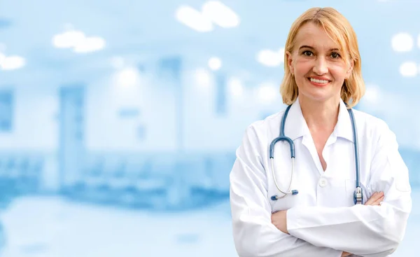病院で働く年配の女性医師 医療と医師の医療サービス — ストック写真