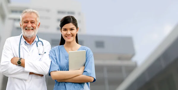 Oberarzt Bei Der Arbeit Mit Jungen Ärzten Krankenhaus Medizinisches Gesundheitspersonal — Stockfoto