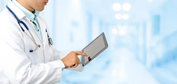 Médico Varón Que Usa Tableta Hospital Personal Investigación Médica Servicio —  Fotos de Stock
