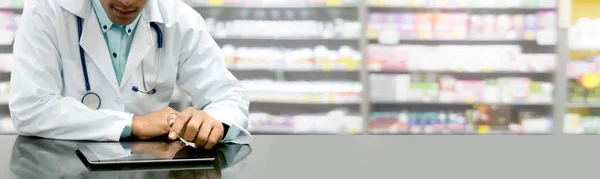 Farmacista Sesso Maschile Seduto Tavola Con Tablet Ufficio Farmacia Personale — Foto Stock