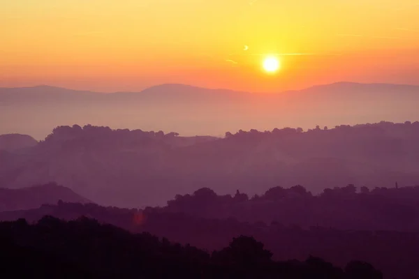Güzel Gündoğumu Bakan Dağ Manzara Yaz Sabahları — Stok fotoğraf
