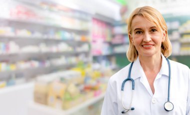 Eczanede çalışan kadın kıdemli eczacı. Tıbbi sağlık ve tıp hizmeti.