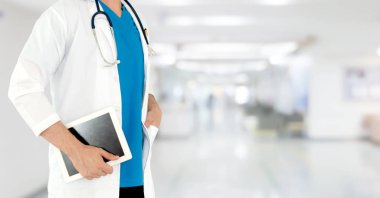 Hastanede tablet bilgisayar kullanan bir doktor. Sağlık ve doktor hizmetleri.