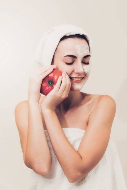 Bir yüz maskesi tedavi ile domates krem ayıklayabilirsiniz doğa tedavisinin yararı gösterilen sahip güzel bir kadın. Anti-aging kozmetik, yüz cilt bakımı ve lüks yaşam tarzı kavramı.