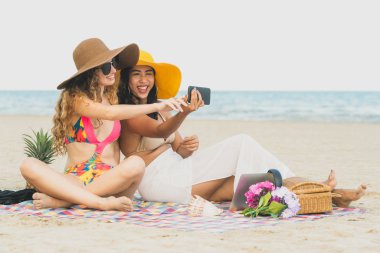 Mutlu kadın selfie fotoğraf birlikte cep telefonundan tropikal kum plaj yaz tatile içinde bikinis. Seyahat yaşam tarzı.