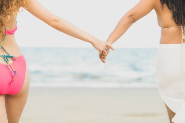 Bikinili mutlu kadın birlikte yaz tatil tropikal kum plaj güneşlenme gitmek. Seyahat yaşam tarzı.