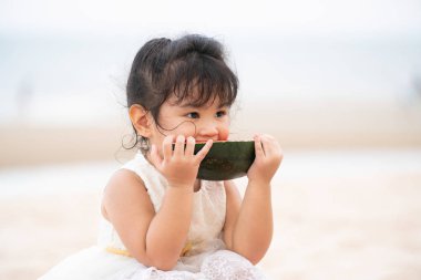 Çok güzel çocuk karpuz tropikal kum plaj yaz aylarında yemek..