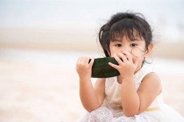 Çok güzel çocuk karpuz tropikal kum plaj yaz aylarında yemek..