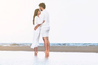 Mutlu çift balayı gidiş tropikal kum plaj yaz aylarında seyahat..