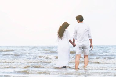 Mutlu çift balayı gidiş tropikal kum plaj yaz aylarında seyahat..