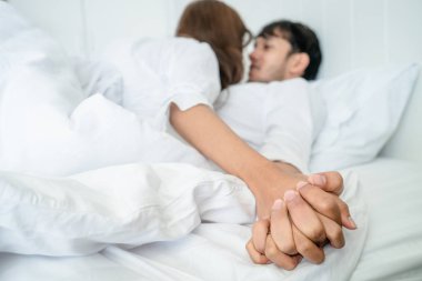 Ev yatak ön sevişme yatakta samimi genç çiftin romantik aşk.