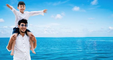 Mutlu tatil ve doğaya kaçış oğlu omuzlarında taşıyan baba açıktır.