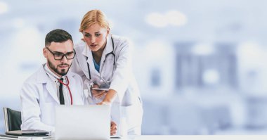 Doktor hastanede başka bir doktor ile bir tartışma yaparken ofiste dizüstü bilgisayarla çalışma. Tıbbi sağlık ve doktor hizmeti.