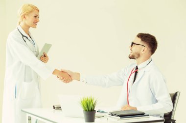 El sıkışma başarı ve profesyonel sağlık personeli ekip çalışması gösteren başka bir doktora veren hastanede doktor.