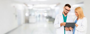 Hastanede başka bir doktorla çalışan bir doktor. Sağlık ve Sağlık Hizmetleri.