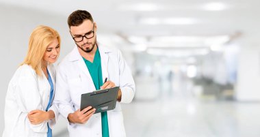 Hastanede başka bir doktorla çalışan bir doktor. Sağlık ve Sağlık Hizmetleri.