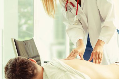 Kadın doktor hastane office erkek hastada inceliyor. Sağlık ve tıbbi hizmet.