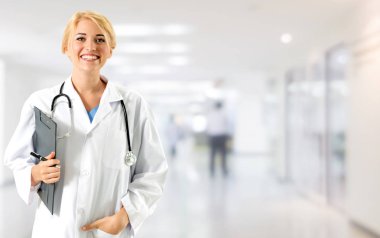 Hastane ofisinde çalışan kadın doktor. Sağlık ve doktor hizmetleri.