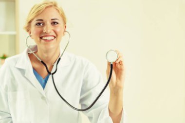 Genç kadın doktor işaretleme stetoskop boş alan. Seçici odak doktorlar el at. Tıbbi sağlık kavramı.