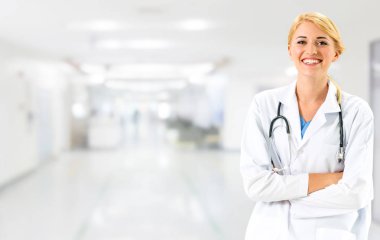 Hastane ofisinde çalışan kadın doktor. Sağlık ve doktor hizmetleri.