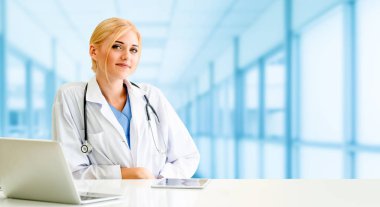 Hastanede dizüstü bilgisayar kullanan bir doktor. Sağlık ve doktor hizmetleri.