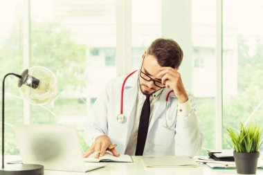 Doktor hastanede Ofis masaları, dizüstü bilgisayar üzerinde çalışıyor. Tıbbi ve sağlık kavramı.