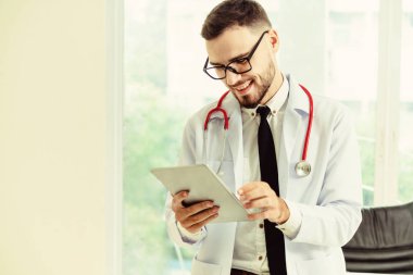 Doktor ofisinde hastanede tablet bilgisayarda çalışma. Tıbbi ve sağlık kavramı.