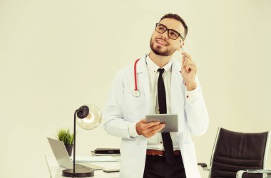 Doktor ofisinde hastanede tablet bilgisayarda çalışma. Tıbbi ve sağlık kavramı.