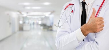 Hastanede çalışan genç bir erkek doktor. Sağlık ve doktor hizmetleri.