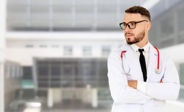 Hastanede çalışan genç bir erkek doktor. Sağlık ve doktor hizmetleri.