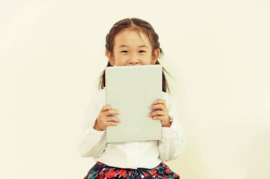 Tablet bilgisayar ile beyaz arka plan üzerinde küçük mutlu çocuk. Çocukluk yaşam tarzı.